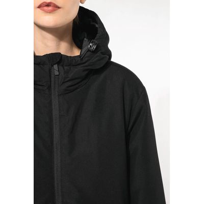 Parka con capucha y tejido hidrófugo