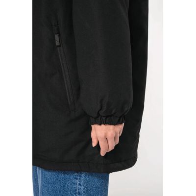 Parka con capucha y tejido hidrófugo