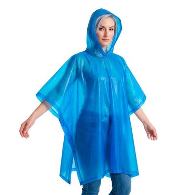 Poncho impermeable con capucha y cierre lateral