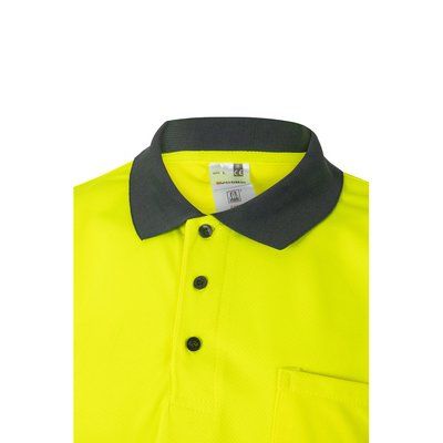 Polo con bandas reflectantes