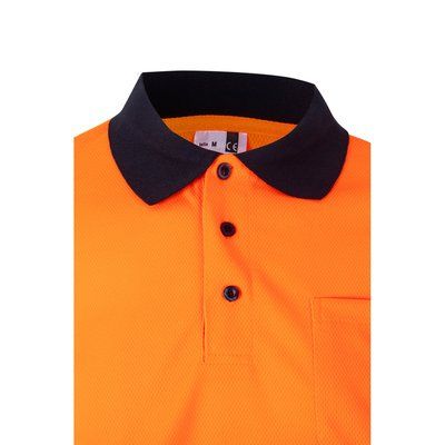 Polo con bandas reflectantes