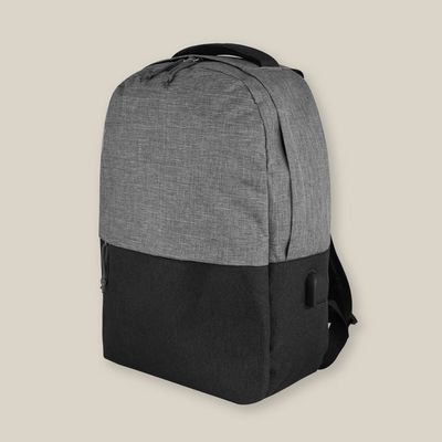 Producto Mochila Acolchada 15.6" con USB Ploiéster/Jeans