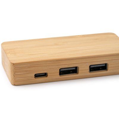 Puerto con dos salidas USB y una Tipo C