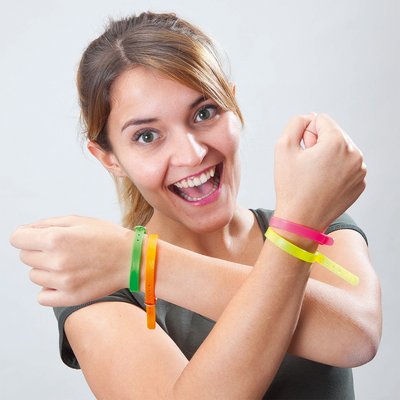 Pulsera de plástico ajustable con mini hebilla de cinturón