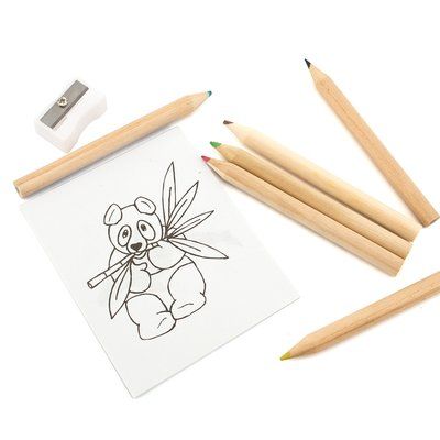 Set con lápices de colores y bloc con dibujos en cartón natural