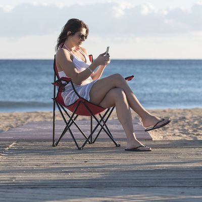 Silla plegable con apoyabrazos y soporte para bebida