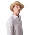 Sombrero de paja con ala grande