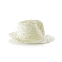 Sombrero de alta calidad en fibra con cinta interior y orificios de ventilación