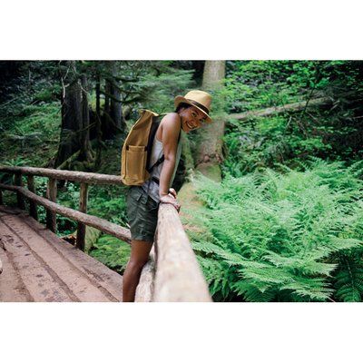 Sombrero de paja de papel con banda negra