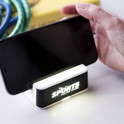 Soporte iluminado para smartphone con organizador