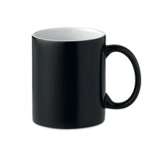 Taza impresión aparece con la bebida caliente Negro