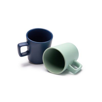 Taza de cerámica mate con asa cuadrada