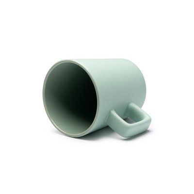 Taza de cerámica mate con asa cuadrada