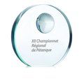 Trofeo circular de cristal con detalle de globo terráqueo