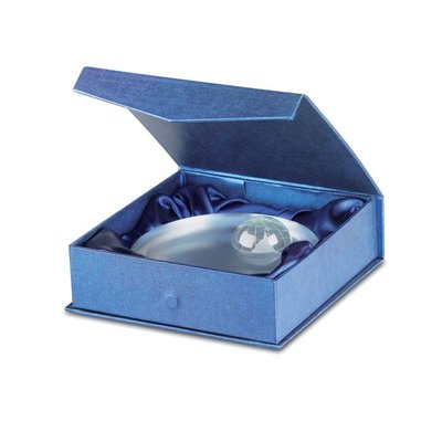 Trofeo circular de cristal con detalle de globo terráqueo