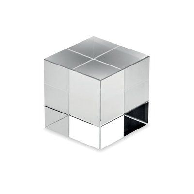 Trofeo con forma de cubo de cristal
