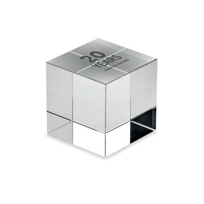 Trofeo con forma de cubo de cristal