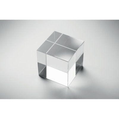Trofeo con forma de cubo de cristal