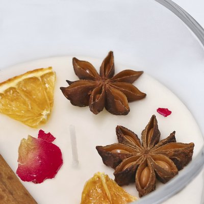 Vela con aroma a canela y cítricos