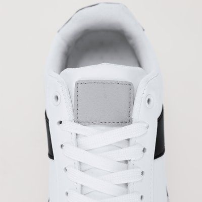 Zapatilla de piel suave y suela acolchada